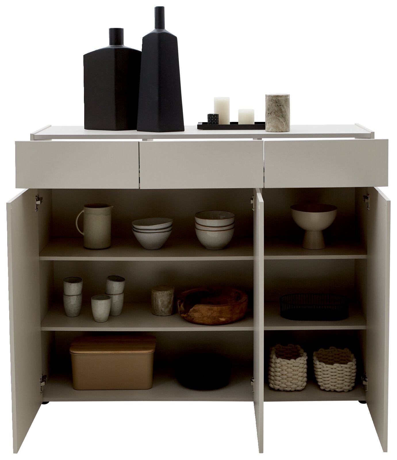 Frontale Ansicht einer breiten Kommode mit offenen Türen, gefüllt mit Geschirr und Dekorationsgegenständen auf der Oberseite.