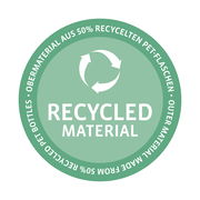 Rundes Siegel mit der Aufschrift 'Recycled Material', das auf 50% recycelte PET-Flaschen als Obermaterial hinweist. Perspektive: Frontalansicht.