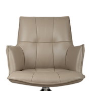 Beiger, gepolsterter Ledersessel mit Armlehnen und Steppnähten, frontal von vorne in Augenhöhe freigestellt auf weißem Hintergrund