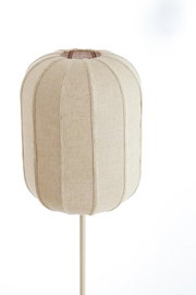 Beige linnen lampenkap met verticale banen op een slanke voet, van voren en licht van bovenaf gezien