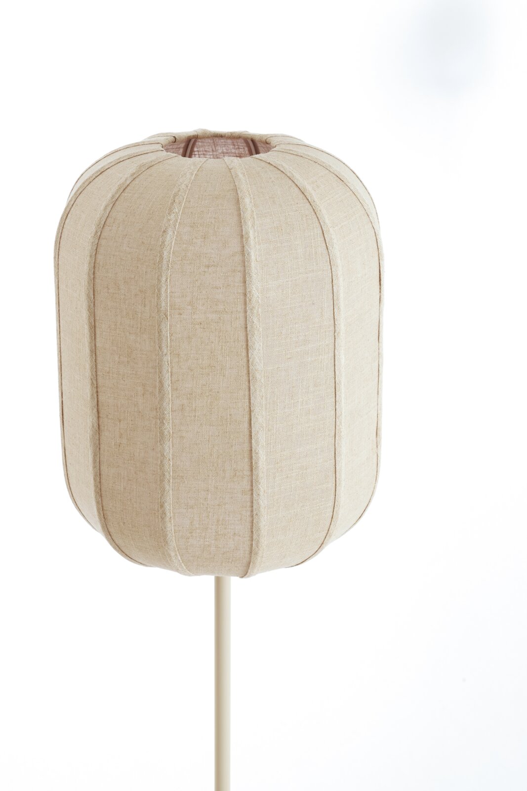 Beige linnen lampenkap met verticale banen op een slanke voet, van voren en licht van bovenaf gezien