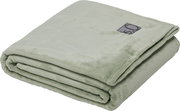 Gefaltete, hellgrüne Kuscheldecke von s.Oliver mit Logo, seitliche Perspektive