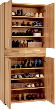 Houten schoenenkast met open deuren, gevuld met verschillende schoenen, gezien van voren.