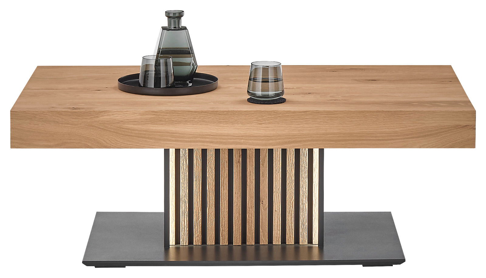 Moderner Couchtisch aus Holz mit dekorativen Streifen und Glasflaschen, frontal betrachtet.