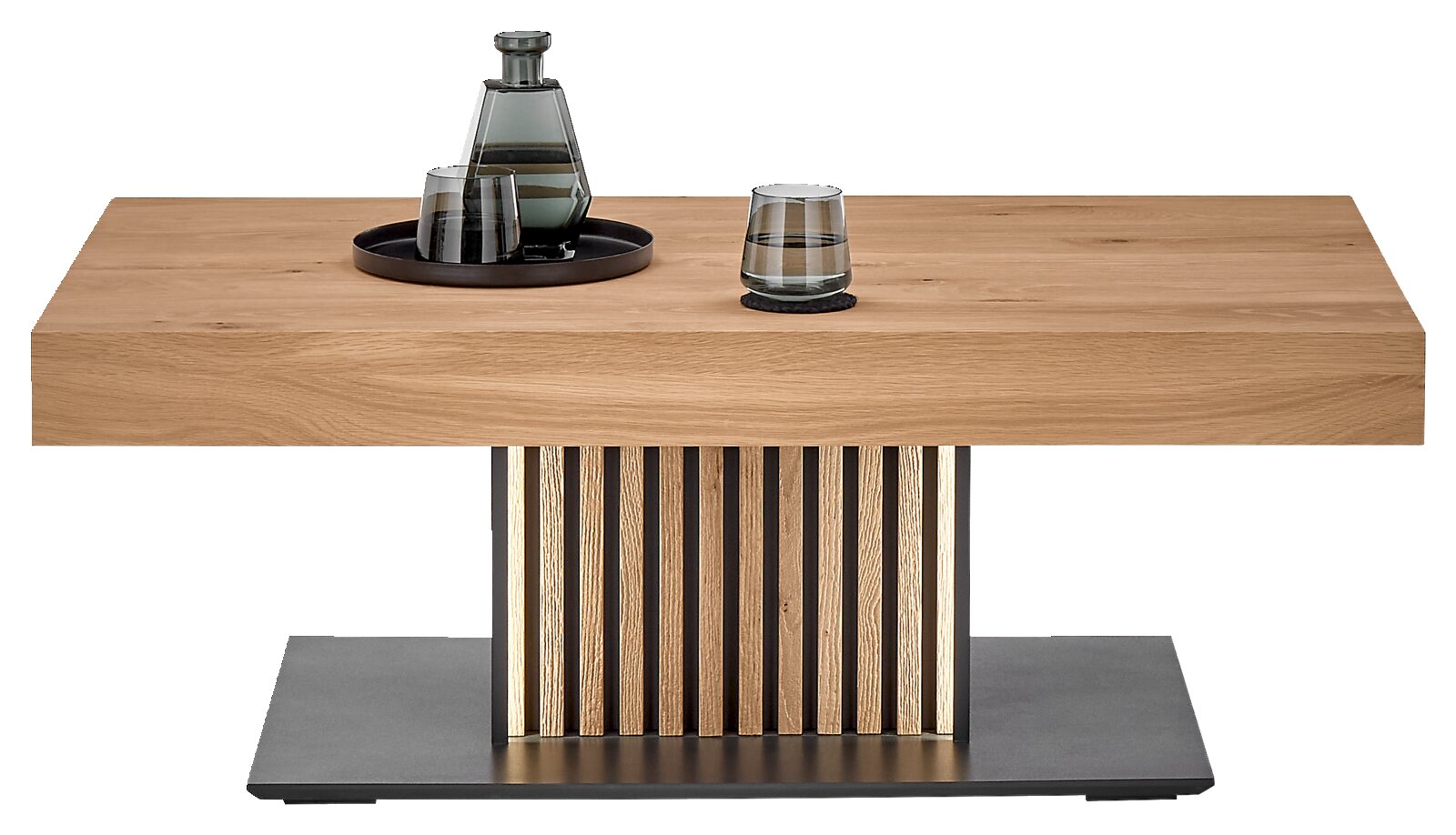 Moderne houten salontafel met decoratieve strepen en glazen flessen, gezien vanaf de voorkant.