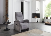 Grauer Relaxsessel in modernem Wohnzimmer, seitliche Perspektive