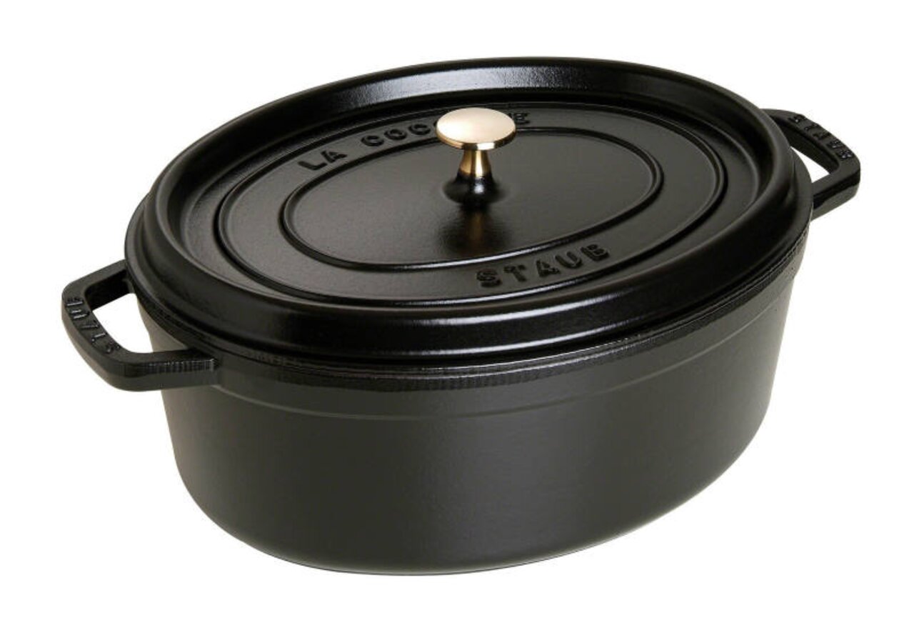 Staub Bräter Cocotte 33cm oval Schwarzer ovaler Bräter Cocotte 33cm mit goldfarbenem Knauf, seitliche Perspektive