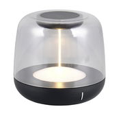 Moderne Akku-Tischleuchte mit transparentem Schirm und schwarzem Sockel, seitliche Perspektive