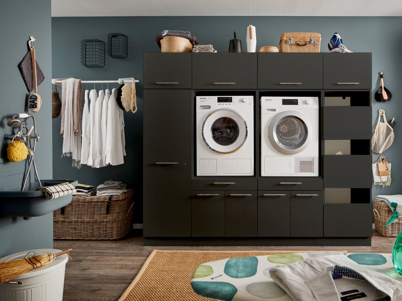 Combi-opstelling met wasmachine en droger in een moderne ruimte, omringd door kasten, vooraanzicht