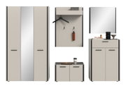 Moderne Flur-Garderobenmöbel in Beige und Grau mit schwarzen Griffen: Kleiderschrank, Wandpaneel mit Ablage und Haken, Schuhschrank und Kommode mit Spiegel, gezeigt in Frontansicht.