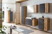 Moderner Spiegelschrank in einem stilvollen Badezimmer mit Holz- und Grautönen, seitliche Perspektive
