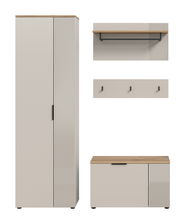 Garderobenkombination bestehend aus einem hohen Schrank, einer Wandablage mit Kleiderstange und Hakenleiste sowie einer Sitzbank, frontal abgebildet.