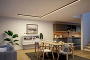 Modernes Wohn- und Esszimmer mit integrierter Küche, warmweißer LED-Deckenlinienleuchte, Holztisch und Stühlen sowie grauen Küchenfronten, aufgenommen aus leicht erhöhter Weitwinkelperspektive schräg von vorn.