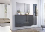 Moderne Garderobenleiste in einem eleganten, minimalistischen Raum, seitliche Perspektive.