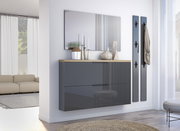 Moderne Garderobenleiste in einem eleganten, minimalistischen Raum, seitliche Perspektive.