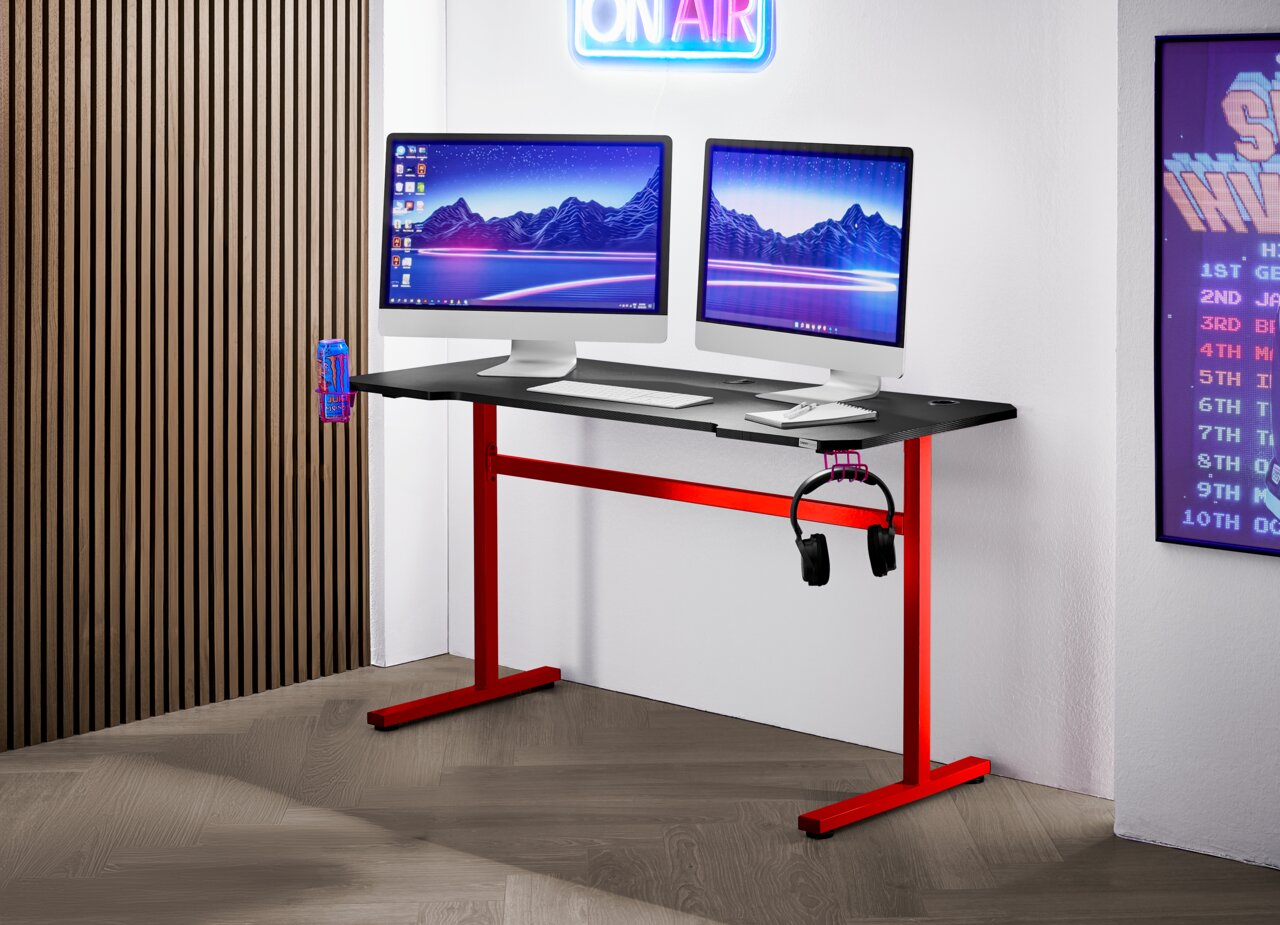Moderner Gaming Tisch mit zwei Monitoren, Kopfhörerhalterung und Getränkehalter, seitliche Perspektive.