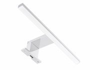 Weiße, lineare LED-Wandleuchte/Spiegelleuchte mit Metallhalterung, schräg von unten in Perspektive aufgenommen, freigestellt auf weißem Hintergrund.