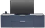 Frontale Ansicht eines modernen, blauen TV-Lowboards mit zwei Schubladen und zwei Türen, darauf ein Flachbildfernseher und Bücher.