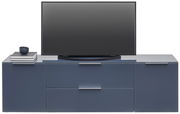 Frontale Ansicht eines modernen, blauen TV-Lowboards mit zwei Schubladen und zwei Türen, darauf ein Flachbildfernseher und Bücher.
