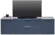 Frontale Ansicht eines modernen, blauen TV-Lowboards mit zwei Schubladen und zwei Türen, darauf ein Flachbildfernseher und Bücher.