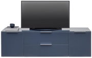 Frontale Ansicht eines modernen, blauen TV-Lowboards mit zwei Schubladen und zwei Türen, darauf ein Flachbildfernseher und Bücher.