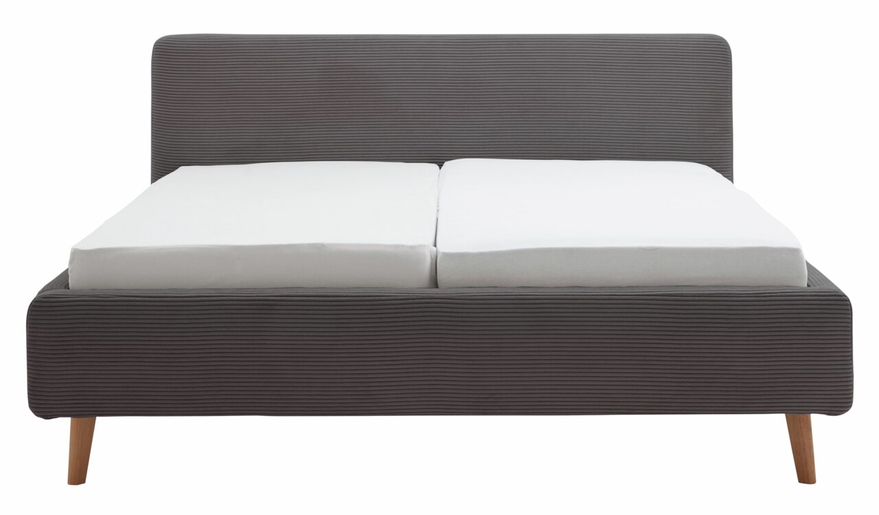 Frontale Ansicht eines modernen Polsterbetts mit grauem Stoffbezug und Holzfüßen.