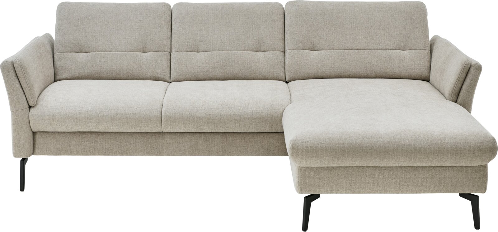 Lichtbeige stoffen hoekbank met chaise longue rechts, drie rugkussens en zwarte metalen poten, getoond in vooraanzicht op witte achtergrond.