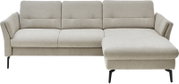 Lichtbeige stoffen hoekbank met chaise longue rechts, drie rugkussens en zwarte metalen poten, getoond in vooraanzicht op witte achtergrond.