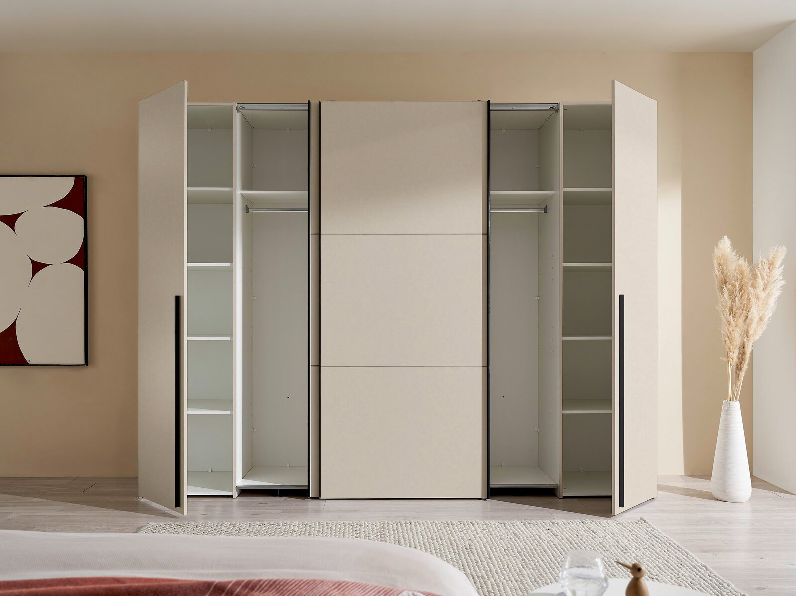 Moderner Kleiderschrank in Beige mit geöffneten Außentüren und sichtbaren Regalfächern sowie Kleiderstangen, frontale Perspektive im Schlafzimmer