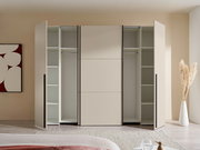 Moderner Kleiderschrank in Beige mit geöffneten Außentüren und sichtbaren Regalfächern sowie Kleiderstangen, frontale Perspektive im Schlafzimmer