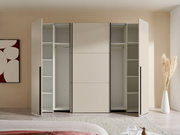 Moderner Kleiderschrank in Beige mit geöffneten Außentüren und sichtbaren Regalfächern sowie Kleiderstangen, frontale Perspektive im Schlafzimmer