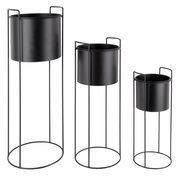 Dreiteiliges Pflanzgefäß-Set Essence in schwarzem Metall, bestehend aus drei unterschiedlich großen, zylindrischen Töpfen auf hohen, schlanken Ständern. Frontalansicht.