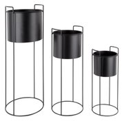 Dreiteiliges Pflanzgefäß-Set Essence in schwarzem Metall, bestehend aus drei unterschiedlich großen, zylindrischen Töpfen auf hohen, schlanken Ständern. Frontalansicht.