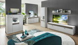 Moderne Wohnzimmer-Wandkombination in Weiß mit Holzdetails, bestehend aus TV-Schrank, Vitrine und Regal, in einem stilvoll eingerichteten Raum mit grauen Wänden und großen Fenstern. Perspektive: Frontalansicht.
