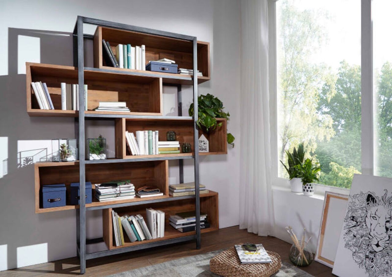 Modernes Bücherregal aus Holz und Metall mit asymmetrischen Fächern, seitliche Perspektive, dekoriert mit Büchern und Pflanzen, in einem hellen Raum mit großem Fenster.