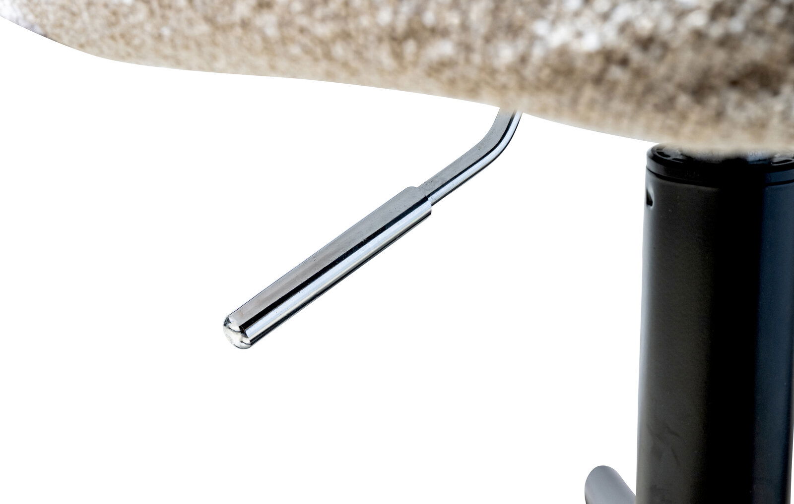 Nahaufnahme eines Hebels unter einem Drehstuhl, seitliche Perspektive