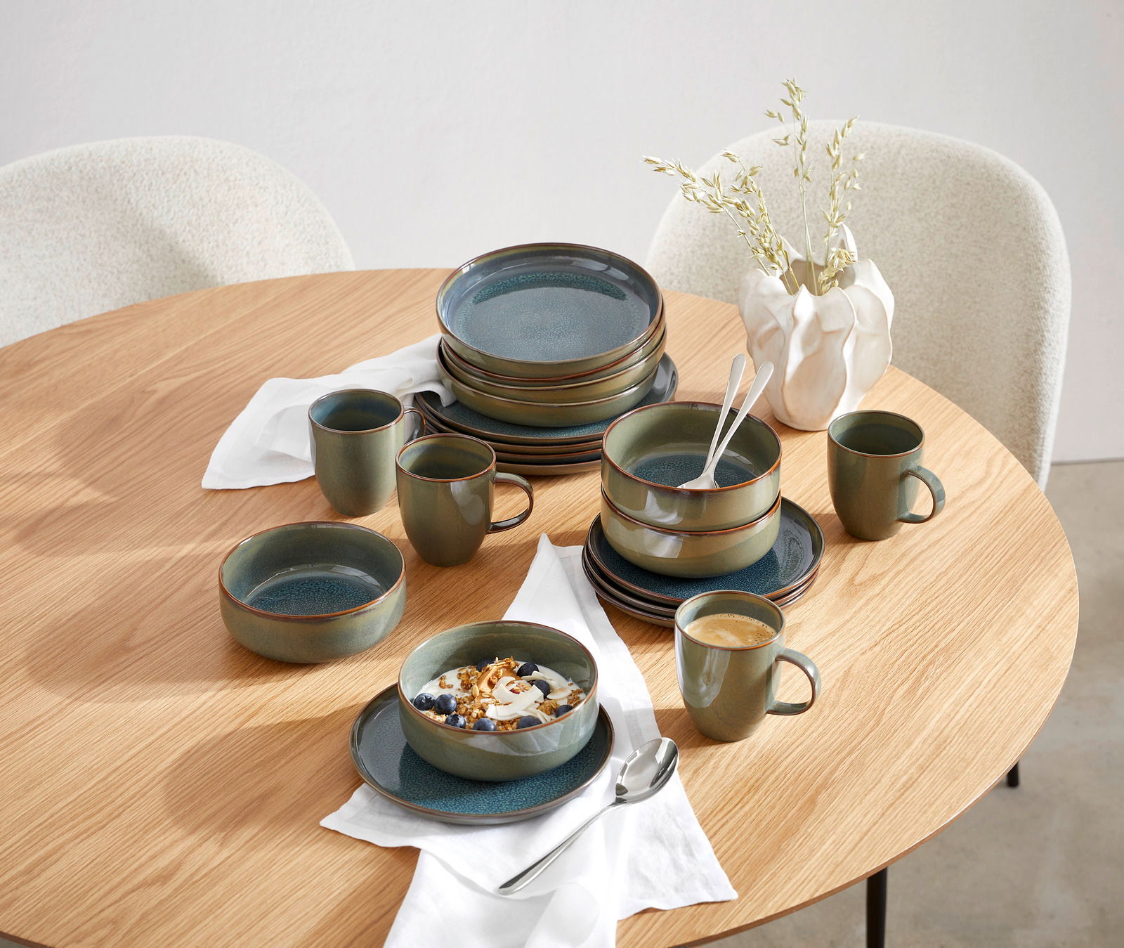 Like by Villeroy & Boch Frühstücksset 12-tlg. CRAFTED BREEZE Frühstücksset 12-tlg. Breeze auf einem Holztisch, bestehend aus Tellern, Tassen und Schalen in grüner Keramik, von oben fotografiert.