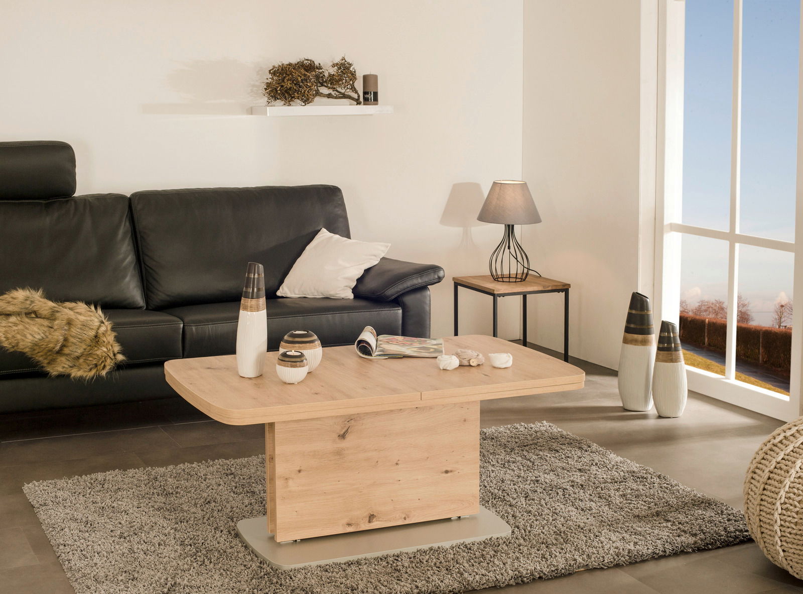 Moderner Couchtisch aus Holz in einem stilvoll eingerichteten Wohnzimmer, seitliche Perspektive.