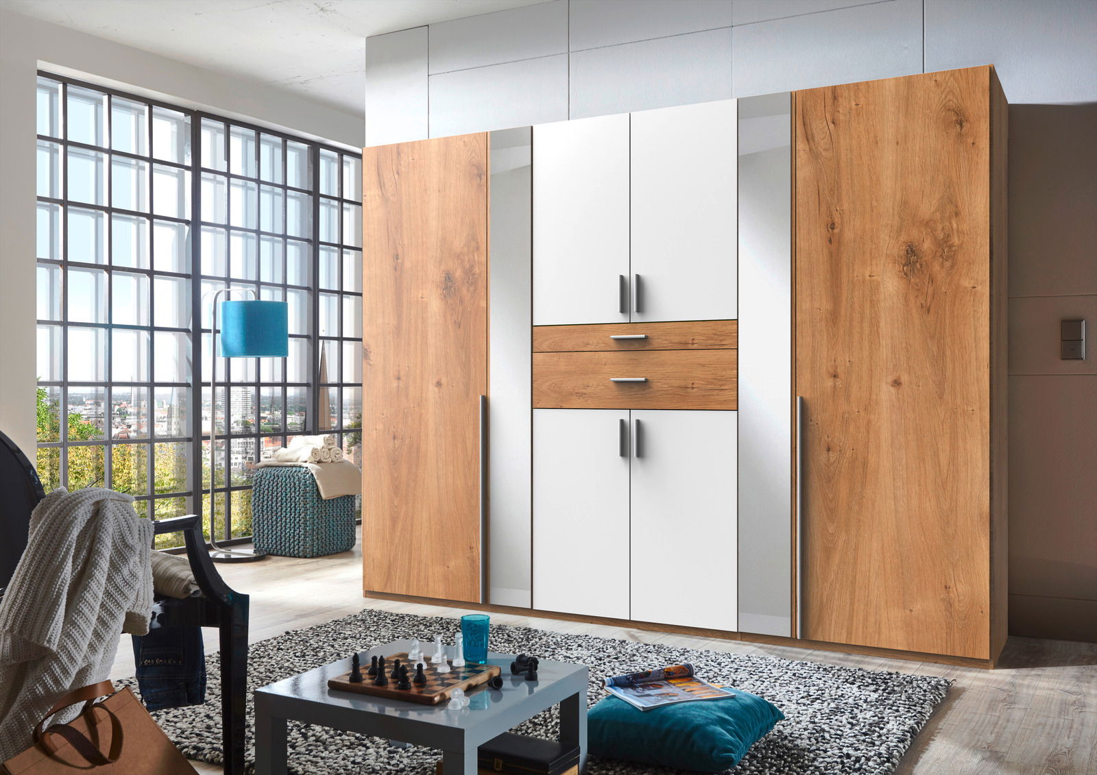 Moderner 8-türiger Drehtürenschrank in Holzoptik und Weiß, frontal abgebildet in einem stilvollen Wohnzimmer mit großen Fenstern.