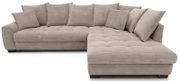 Beiges, gepolstertes Ecksofa mit Cordbezug, tiefer Sitzfläche und rechter Ottomane/Longchair, inklusive mehrerer Rückenkissen, freigestellt vor weißem Hintergrund, Perspektive: frontale Ansicht leicht von links.