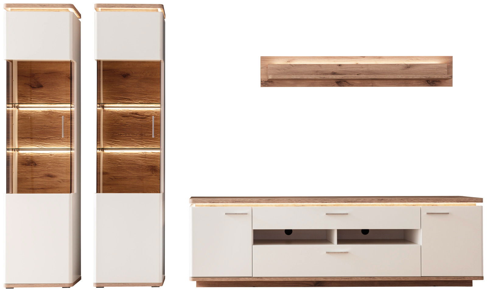 Moderne Wandkombination in Holzoptik mit zwei hohen Vitrinen, einem TV-Board und einem Wandregal, frontal betrachtet.