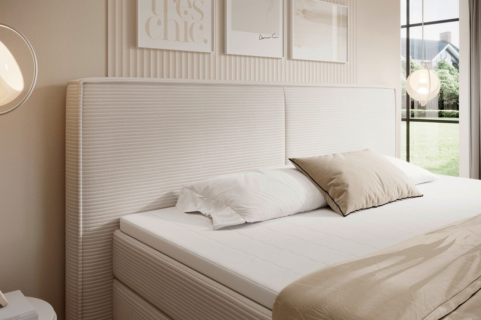 Boxspringbett mit gestepptem Kopfteil in einem modernen Schlafzimmer, seitliche Perspektive