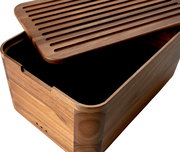 Rechteckige Holzbox mit abnehmbarem, gerilltem Deckel, leicht geöffnet, in schräger Draufsicht von vorne