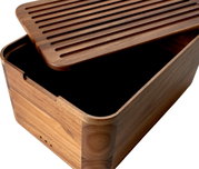 Rechteckige Holzbox mit abnehmbarem, gerilltem Deckel, leicht geöffnet, in schräger Draufsicht von vorne