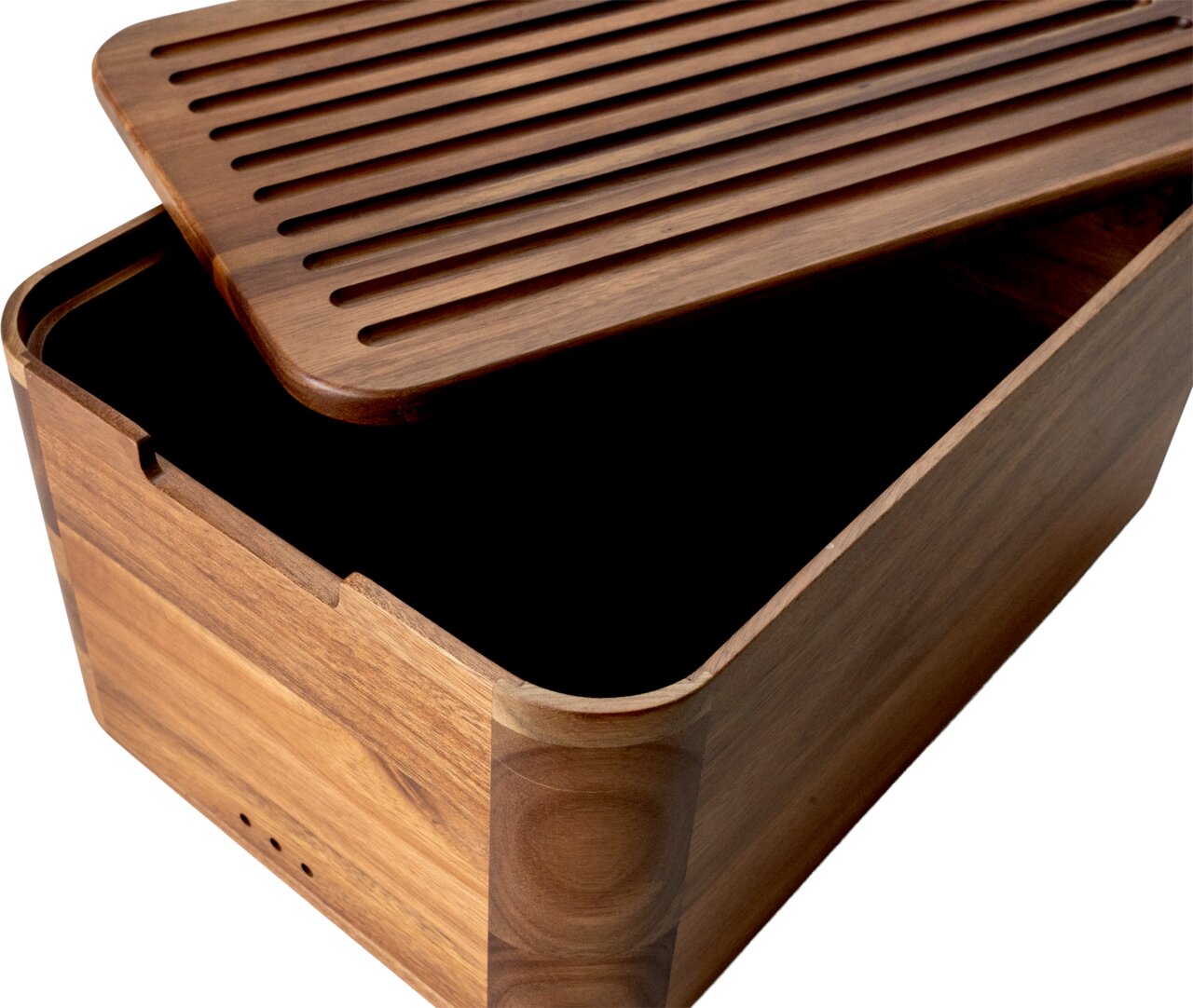 Rechteckige Holzbox mit abnehmbarem, gerilltem Deckel, leicht geöffnet, in schräger Draufsicht von vorne