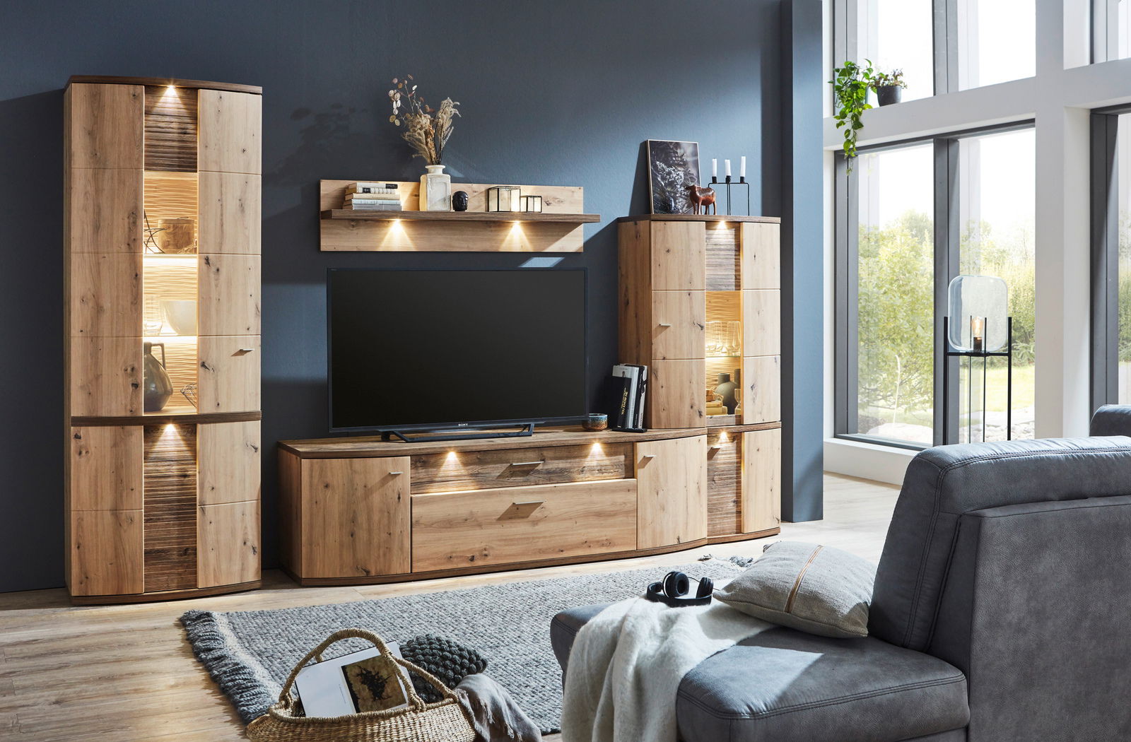 Moderne Wohnzimmerwand mit Holzpaneelen, LED-Beleuchtung und TV, seitliche Perspektive