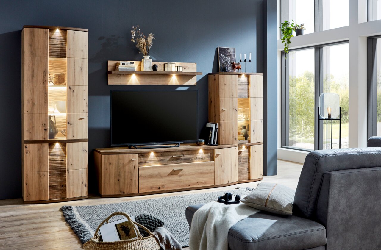 Moderne Wohnzimmerwand mit Holzpaneelen, LED-Beleuchtung und TV, seitliche Perspektive
