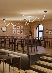 LED-Lichtschlauch in einem gemütlichen Café mit Backsteinwänden und Holzmöbeln, aus der Perspektive von unten betrachtet.