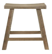 Holzhocker mit rechteckiger Sitzfläche, aus hellem Holz, frontal fotografiert.