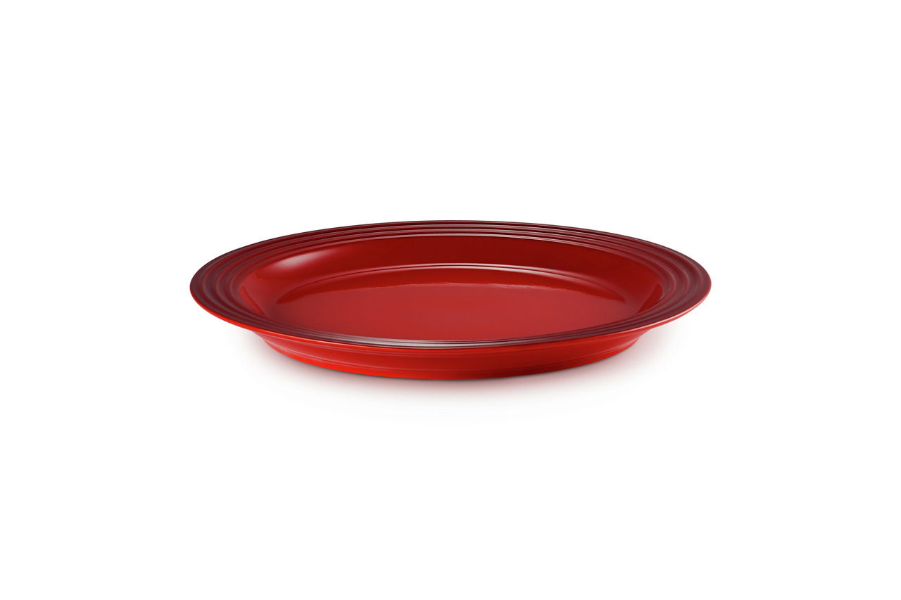LE CREUSET Geschirrset 12-tlg. Kirschrot Kirschroter Teller aus einem 12-teiligen Geschirrset, seitliche Perspektive